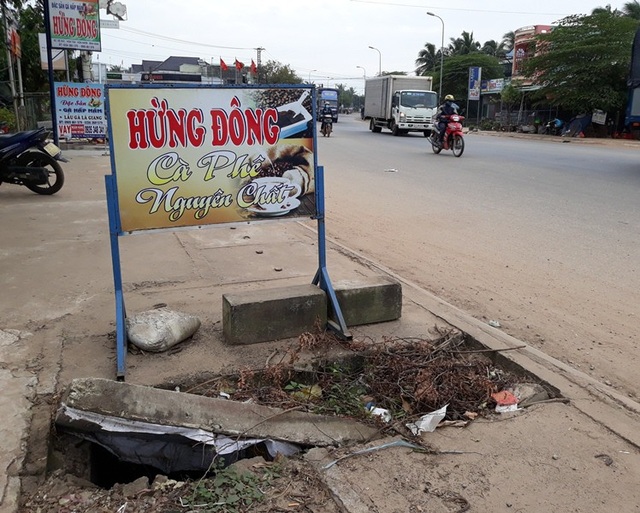 Thi công Quốc lộ 1 gây nứt nhà dân, chủ đầu tư chối đền bù? - 5 Nhiều hàng mục chưa hoàn thành và có hạng mục bị hư hỏng không kịp thời sửa chữa tiềm ẩn tai nạn giao thông.