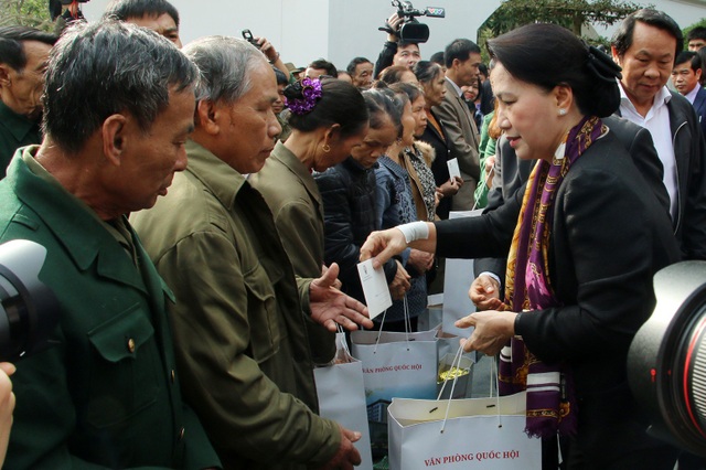 Chủ tịch Quốc hội: Tạm để tài nguyên trong lòng đất, tập trung khai thác biển - 3 Chủ tịch Quốc hội trao quà cho các đối tượng chính sách thôn Thượng Hải, xã Thạch Hải.