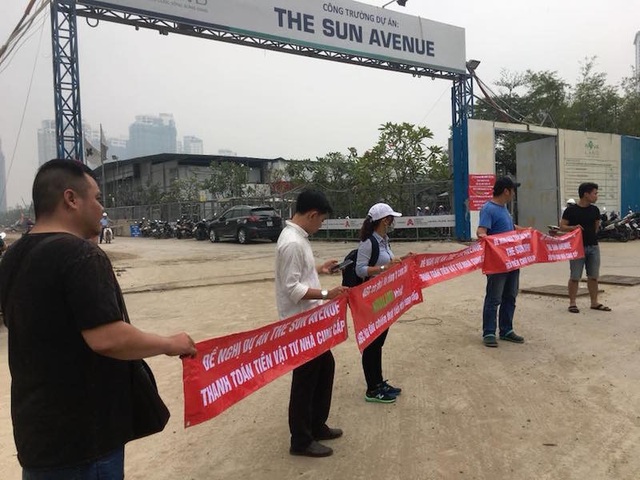 Căng băng rôn đòi tiền vì nhà thầu chính bất ngờ... "tạm dừng hoạt động" - 1 Vì lý do cá nhân, lãnh đạo một nhà thầu chính đã bỏ về nước, đóng cửa công ty khiến hàng chục nhà thầu phụ nhốn nháo. Thậm chí, có trường hợp chiếm giữ tài sản để gây áp lực lên chủ đầu tư...