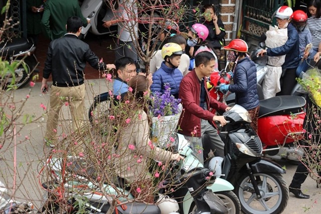 "Người Việt chi mạnh cho tết vì đua đòi và sĩ diện" - 1
Cứ đến Tết là người dân là rất mạnh tay cho các khoản chi tiêu. (Ảnh minh họa, nguồn: Kiến thức)