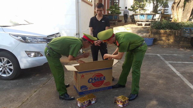 Vận chuyển pháo lậu còn dùng gậy đánh công an bị thương - 1
Đối tượng Đạt cùng tang vật tại cơ quan công an