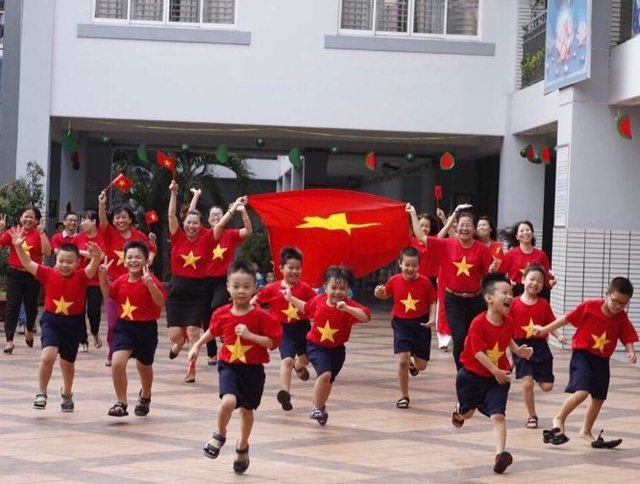 
Thầy trò Trường tiểu học Nguyễn Văn Trỗi, Q.4, TPHCM ăn mừng chiến thắng của tuyển Việt Nam sau trận bán kết giải bóng đá U23 Châu Á 2018.
