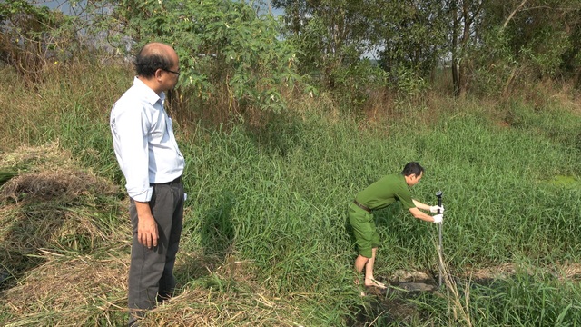 Phát hiện một công ty đặt ống ngầm xả nước thải ra ao - 1 Cán bộ phòng Cảnh sát Môi trường lấy mẫu nước thải giám định