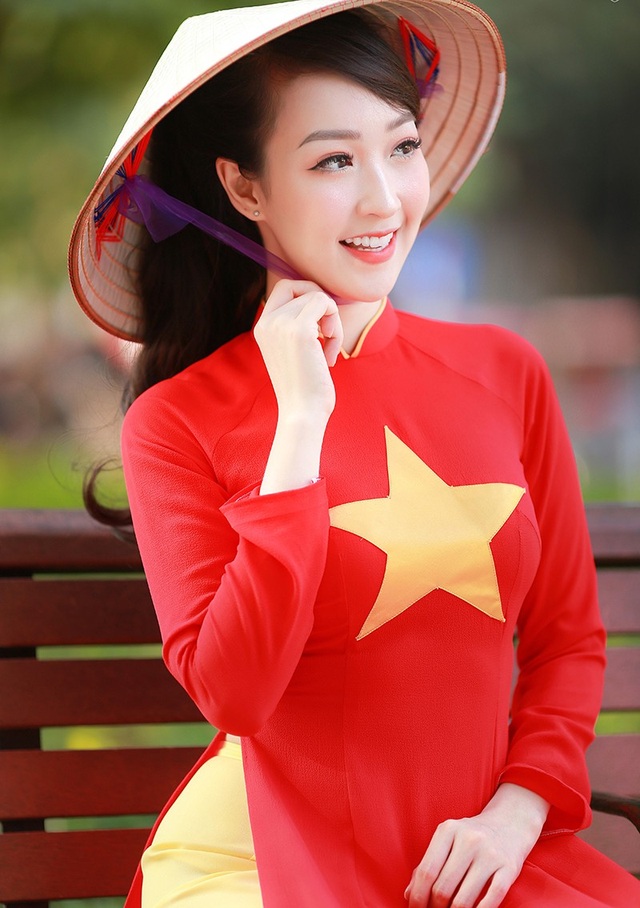 Nữ cổ động viên xinh đẹp của U23 Việt Nam - 2 Kiều Nhi cho biết cô vô cùng phấn khởi và tự hào khi thực hiện bộ ảnh độc đáo này. Với trang phục áo dài in hình cờ Tổ quốc cùng chiếc nón lá “rất Việt Nam” Kiều Nhi tỏa lên nét rạng ngời vô cùng thu hút của người phụ nữ Việt.
