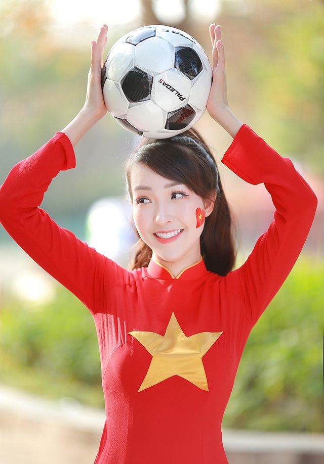 Nữ cổ động viên xinh đẹp của U23 Việt Nam - 3 Nhắc đến trận bán kết “làm nên lịch sử bóng đá” nước nhà vừa rồi, Kiều Nhi vẫn không giấu nổi sự hạnh phúc mà bộc bạch: “Đó là một ngày không thể quên, những cú sút tuyệt vời, một trận bán kết đầy cảm xúc và thật tự hào về tinh thần quả cảm của các tuyển thủ U23 Việt Nam”.