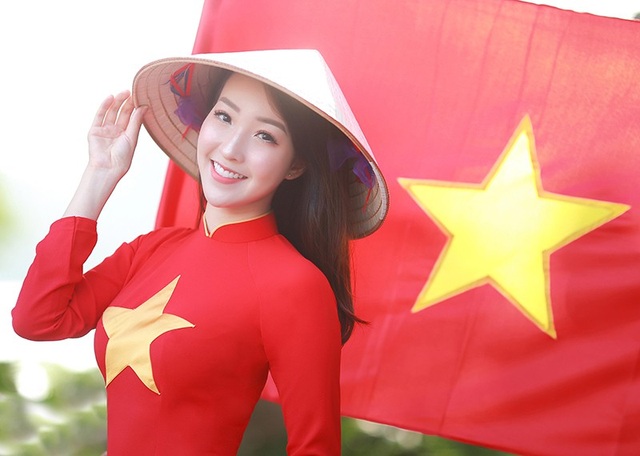Nữ cổ động viên xinh đẹp của U23 Việt Nam - 4 “Hàng triệu trái tim Việt Nam đang hướng về những chàng trai U23 Việt Nam, chúc cho toàn thể các cầu thủ của chúng ta sẽ giữ vững tinh thần thi đấu thật tốt. Kiều Nhi rất đón chờ trận chung kết!”, cô nhắn gửi đến các chàng trai U23 Việt Nam.