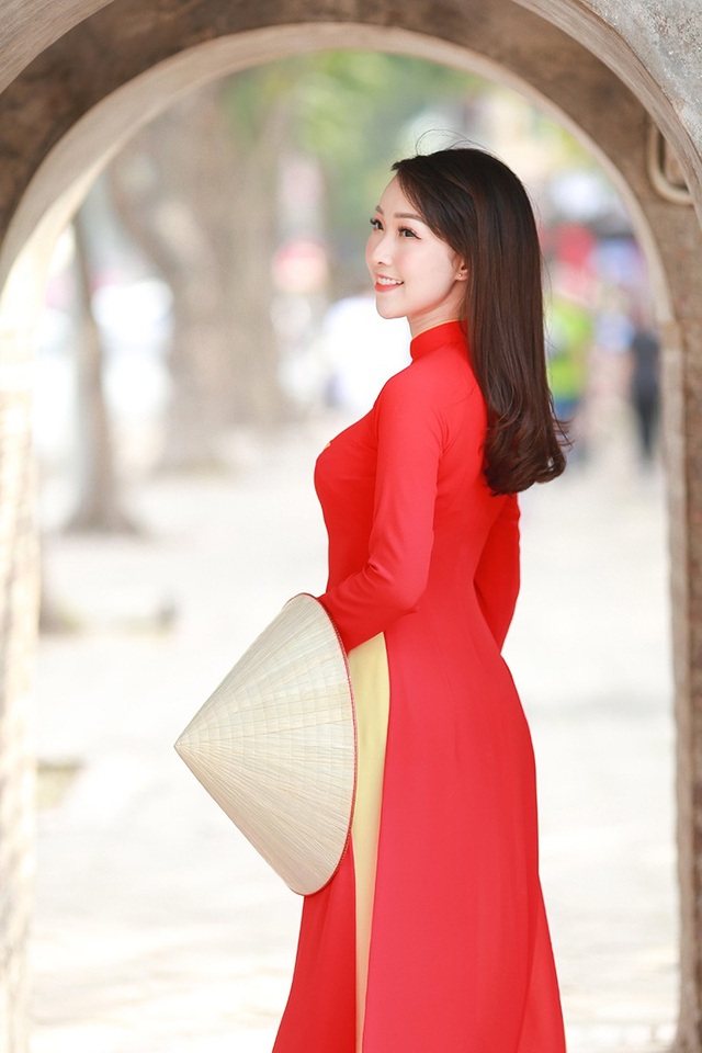 Nữ cổ động viên xinh đẹp của U23 Việt Nam - 5 Nhiếp ảnh gia Đỗ Xuân Bút, người thực hiện những hình ảnh đầy cảm xúc cho biết: “Bộ ảnh này được chụp trong vòng một tiếng tại Bờ Hồ (Hà Nội), lúc đó chắc chắn ai cũng đang lâng lâng cảm giác tự hào chiến thắng”.