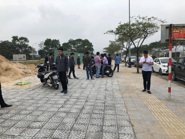 Đà Nẵng: Dân bức xúc vì chủ đầu tư xây nhà trên đất đã bán! - 1 Người dân tập trung phản đối Công ty Phương Trang