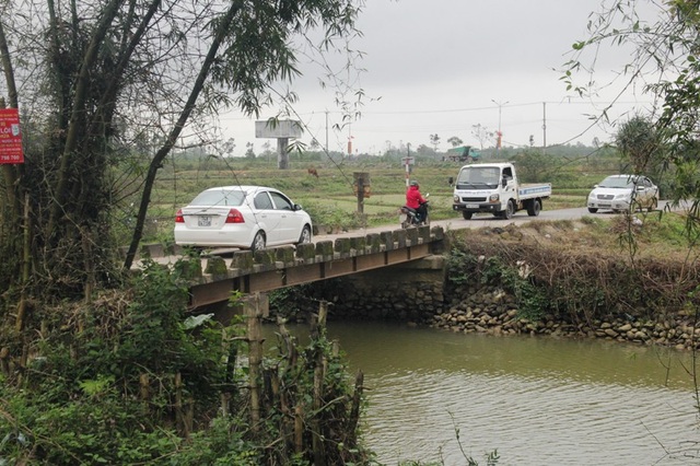 
Nhiều ô tô né trạm thu phí đi vào đường làng ở xã Triệu Giang
