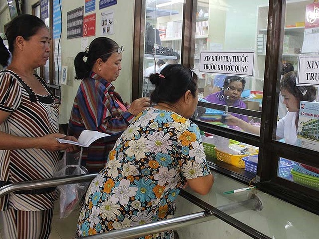 Bệnh viện tự chủ tài chính... nửa vời - 1 Bệnh nhân nhận thuốc bảo hiểm y tế tại BV Nguyễn Tri Phương. Ảnh: H.LAN