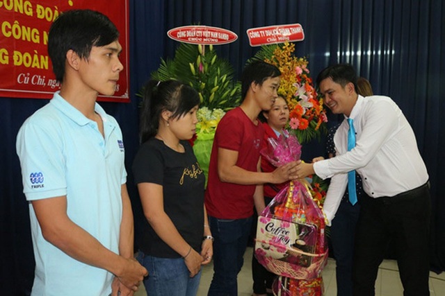 Hàng vạn lao động được chăm lo dịp tết - 1 Công đoàn Công ty TNHH May mặc Triple Việt Nam (huyện Củ Chi, TPHCM) tặng các suất quà tết cho công nhân lao động có hoàn cảnh khó khăn, tháng 1.2018. Ảnh: N.L.D