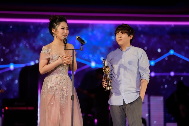 Nữ ca sĩ Hương Tràm nhận giải Nữ ca sĩ được yêu thích nhất và Ca khúc Pop/ Ballad được yêu thích nhất