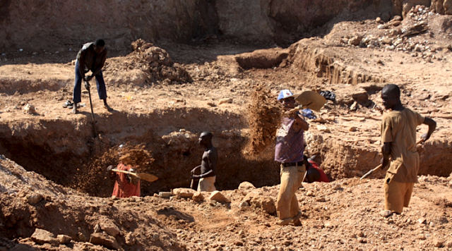 Bị thất thoát quá nhiều kim cương, Zimbabwe quyết mở cửa cho nhà đầu tư ngoại - 1 Các thợ mỏ khai thác thủ công kim cương ở mỏ Marange thuộc miền đông Zimbabwe. (Nguồn: Human Rights Watch)