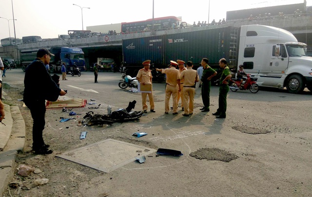 Tài xế xe đầu kéo tông chết cô gái trẻ rồi bỏ chạy - 2 Thi thể nạn nhân xấu số bên phương tiện biến dạng