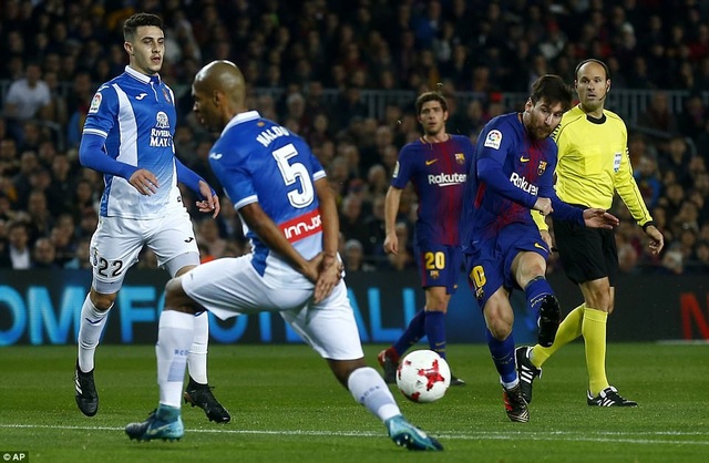 
Messi nhân đôi cách biệt lên 2-0 cho Barcelona

