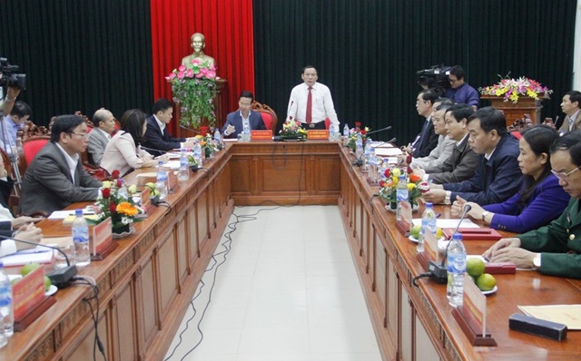 Trưởng Ban Tuyên giáo Trung ương: Làm sao tạo sự đồng thuận trong xã hội? - 1 Ông Nguyễn Văn Hùng - Bí thư Tỉnh ủy Quảng Trị báo cáo khái quát về tình hình kinh tế, xã hội của tỉnh