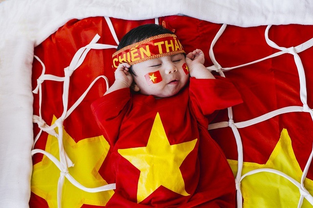 Bé 2 tháng tuổi ngộ nghĩnh trong bộ ảnh cổ vũ U23 Việt Nam - 2 Tom có bố là thợ chụp hình nên ngay từ khi mới 23 ngày tuổi, Tom đã được bố cho làm mẫu ảnh và đây là bộ ảnh thứ hai Tom đóng vai trò là mẫu nhí.