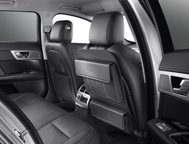 10 lý do khiến Jaguar XF là mẫu xe đáng để mua - 2 Không gian hàng ghế sau rộng rãi và tiện ích với đa dạng các phụ kiện