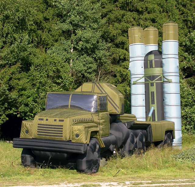 Đội quân “3 phút” độc đáo của Nga - 6 Trong 4 tháng xung đột Kosovo, các máy bay của NATO đã ném bom và chỉ phá hủy 20 xe tăng, 18 phương tiện chiến đấu bộ binh và chưa đầy 24 hệ thống pháo tự hành của Serbia. Tuy nhiên, NATO sau đó đưa ra con số thống kê cao hơn thế, tuyên bố đã phá hủy hàng trăm phương tiện bọc thép hạng nặng và hạng nhẹ. Thực chất đó chỉ là những mô hình ngụy trang bằng cao su. (Ảnh: TASS)