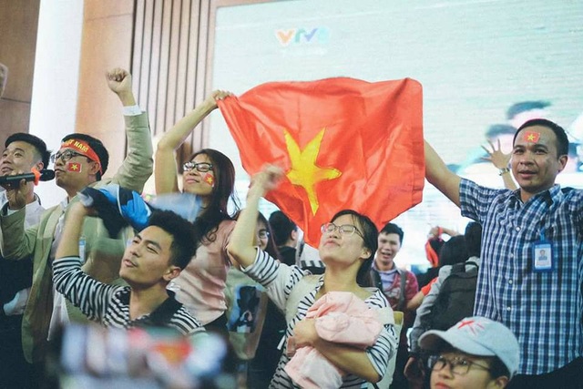 Trường đại học mời bình luận viên trực tiếp cho trận chung kết U23 phục vụ SV - 3
Sinh viên ĐH Thương Mại ngất ngây trước kết quả chiến thắng của đội tuyển U23 Việt Nam - Qatar