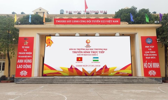 Trường đại học mời bình luận viên trực tiếp cho trận chung kết U23 phục vụ SV - 1
Trường ĐH Thương Mại chuẩn bị màn hình 50m vuông phục vụ sinh viên xem bóng đá trận chung kết U23 Việt Nam - Uzbekistan.