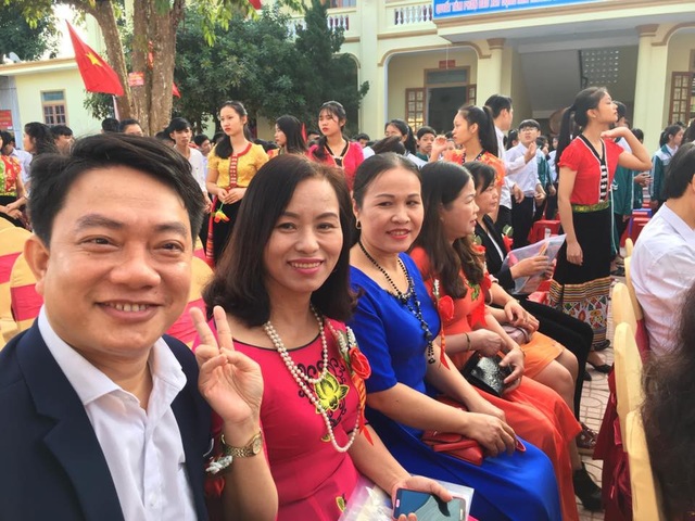 Học trò lớp 9 viết đơn xin đổi lịch học để cổ vũ U23 Việt Nam - 2 Bên cạnh duyệt lá đơn bá đạo của học trò, Ban giám hiệu Trường THCS Trà Lân sẽ tổ chức cho cán bộ, giáo viên, học sinh cổ vũ đội tuyển U23 Việt Nam thi đấu chung kết ngay trong sân trường (ảnh F.B)