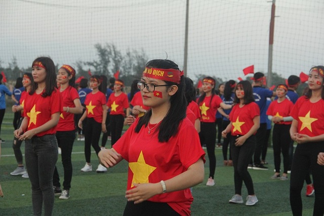 Hà Tĩnh: Gần 1.000 sinh viên rực sắc đỏ nhảy tiếp lửa cho U23 Việt Nam - 5
Những màn nhảy cổ vũ đầy nhiệt huyết của sinh viên Đại học Hà Tĩnh.