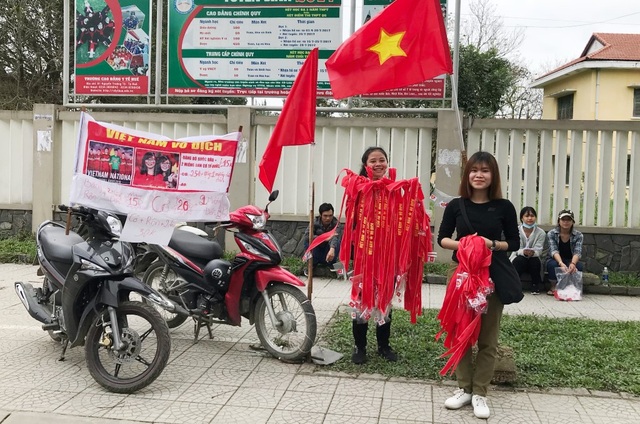 Việt Nam rực sắc đỏ trước trận chung kết U23 châu Á - 14 Các sinh viên bán băng rôn cổ vũ