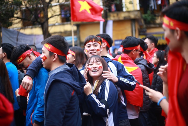 Sinh viên Kinh tế Quốc dân sẵn sàng “ướt” cùng đội tuyển U23 - 6 Sinh viên Kinh tế Quốc dân sẵn sàng “ướt” cùng đội tuyển U23 - 6