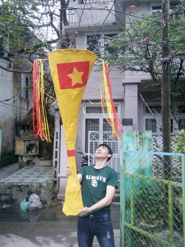 Việt Nam rực sắc đỏ trước trận chung kết U23 châu Á - 13
Một người dân Huế làm Cúp vô địch cho đội tuyển U23 Việt Nam