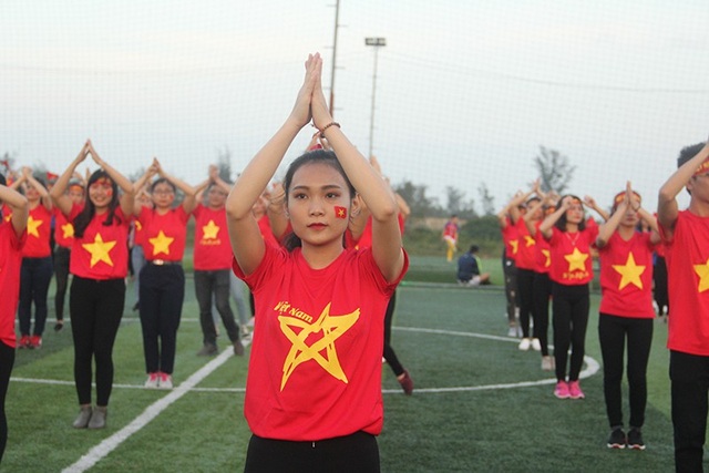 Hà Tĩnh: Gần 1.000 sinh viên rực sắc đỏ nhảy tiếp lửa cho U23 Việt Nam - 3 Hà Tĩnh: Gần 1.000 sinh viên rực sắc đỏ nhảy tiếp lửa cho U23 Việt Nam - 3