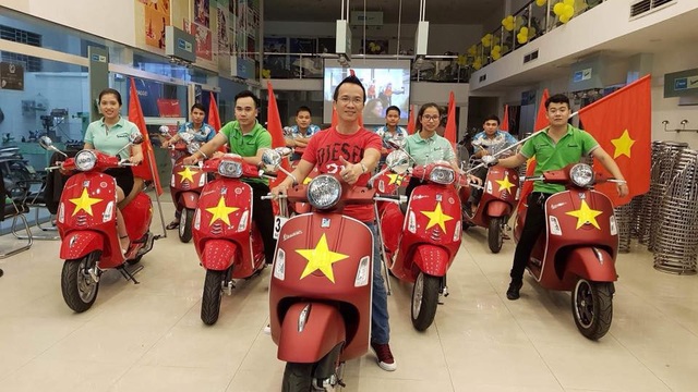 Việt Nam rực sắc đỏ trước trận chung kết U23 châu Á - 16
Những chiếc xe đặc biệt cổ vũ U23 VN.