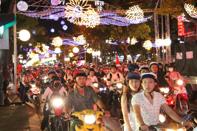Hàng triệu người đổ về sau trận đấu, nhiều tuyến đường tắc cứng - 14 Hàng triệu người đổ về sau trận đấu, nhiều tuyến đường tắc cứng - 14