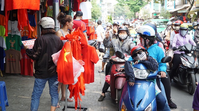 Việt Nam rực sắc đỏ trước trận chung kết U23 châu Á - 6
Trên đường Cao Thắng, phường 11, quận 10, TPHCM, mặt hàng áo phông cờ đỏ sao vàng bán rất chạy. 150.000 đồng/áo, chủ hàng bán luôn tay. (Ảnh: Phạm Nguyễn)