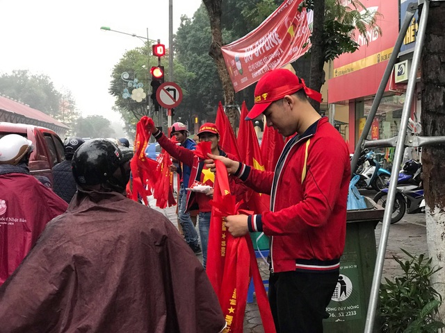 
Cảnh mua bán áo, cờ... tấp nập dưới mưa trên phố Nguyễn Thái Học, Hà Nội (Ảnh: Trần Thanh)
