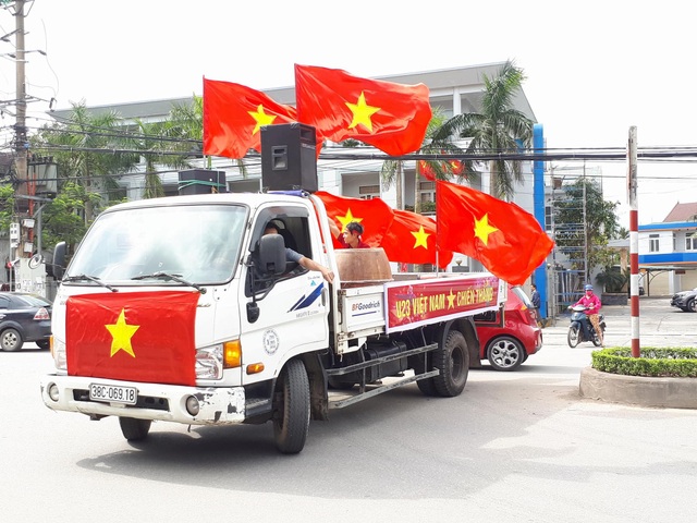 
Rực màu cờ hoa ở Hà Tĩnh. Thời tiết miền Trung hiện đang rất ủng hộ người hâm mộ. (Ảnh: Tiến Hiệp)
