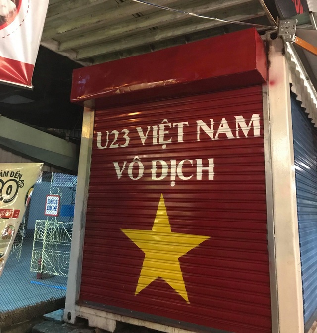 Việt Nam rực sắc đỏ trước trận chung kết U23 châu Á - 8
Tiểu thương chợ phiên Rubik - Thảo Cầm Viên (TPHCM) trang trí sạp hàng (Ảnh: Phạm Nguyễn)