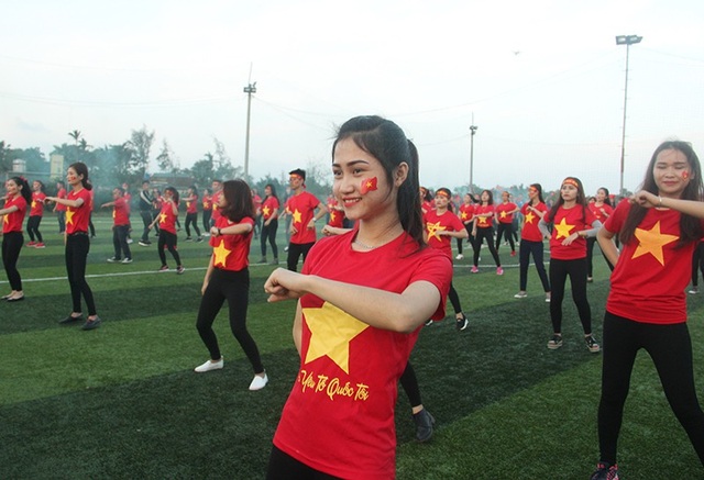 Hà Tĩnh: Gần 1.000 sinh viên rực sắc đỏ nhảy tiếp lửa cho U23 Việt Nam - 2 Hà Tĩnh: Gần 1.000 sinh viên rực sắc đỏ nhảy tiếp lửa cho U23 Việt Nam - 2