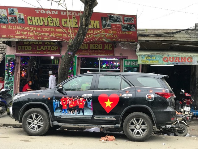 Việt Nam rực sắc đỏ trước trận chung kết U23 châu Á - 17
Một xe hơi hoàn tất khâu dán đề-can với tinh thần yêu nước, yêu đội tuyển bóng đá (Ảnh: Đại Dương)