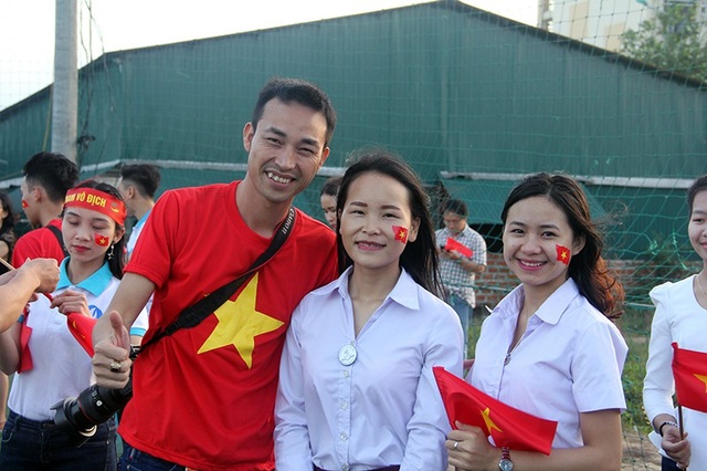 Hà Tĩnh: Gần 1.000 sinh viên rực sắc đỏ nhảy tiếp lửa cho U23 Việt Nam - 7 Các bạn sinh viên nước Lào đang học tập tại Việt Nam cũng cháy hết mình với Đội tuyển U23 của chúng ta.