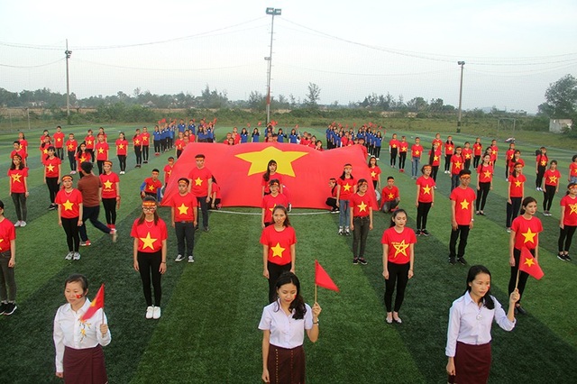 Hà Tĩnh: Gần 1.000 sinh viên rực sắc đỏ nhảy tiếp lửa cho U23 Việt Nam - 6 Nghi thức chào cờ nghiêm trang.