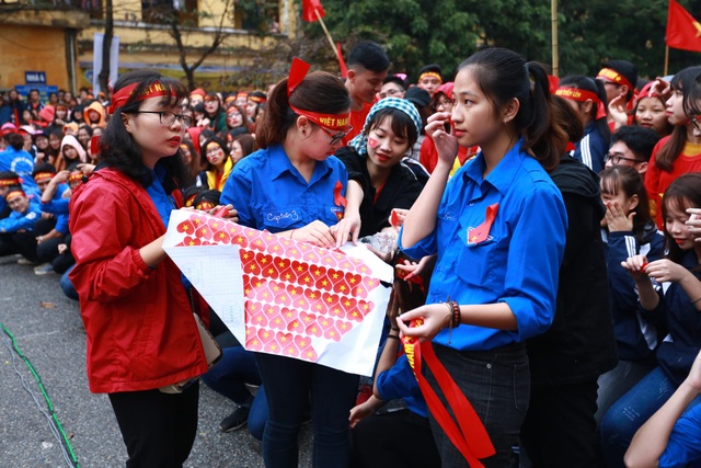 Sinh viên Kinh tế Quốc dân sẵn sàng “ướt” cùng đội tuyển U23 - 4 Sinh viên Kinh tế Quốc dân sẵn sàng “ướt” cùng đội tuyển U23 - 4