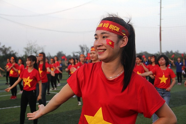 Hà Tĩnh: Gần 1.000 sinh viên rực sắc đỏ nhảy tiếp lửa cho U23 Việt Nam - 1 Hà Tĩnh: Gần 1.000 sinh viên rực sắc đỏ nhảy tiếp lửa cho U23 Việt Nam - 1