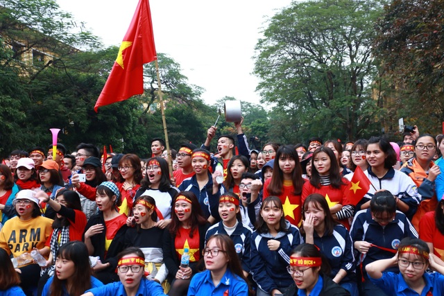Sinh viên Kinh tế Quốc dân sẵn sàng “ướt” cùng đội tuyển U23 - 3 Sinh viên Kinh tế Quốc dân sẵn sàng “ướt” cùng đội tuyển U23 - 3