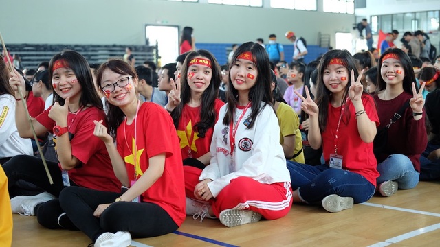 Sinh viên xếp hạc giấy chúc may mắn cho đội U23 Việt Nam - 9 Các nữ sinh của trường ĐH Tôn Đức Thắng cũng sẵn sàng cổ vũ hết mình cho đội bóng nước nhà