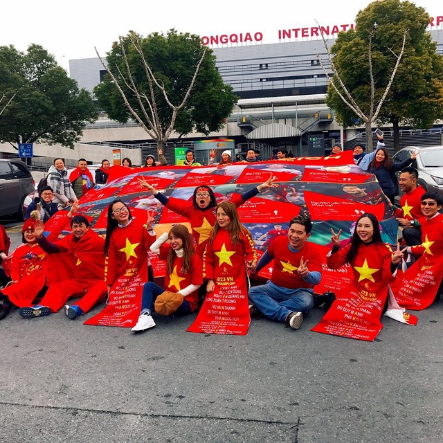 “Thời tiết Thường Châu đang rất lạnh, nhưng tinh thần cổ động viên lại lên rất cao” - 4 Mặc kệ thời tiết giá lạnh, các cổ động viên Việt Nam đang vô cùng hứng khởi khi diện áo in cờ đỏ sao vàng để thẳng hướng đến sân vận động Thường Châu cổ vũ cho U23 Việt Nam. Ảnh: Truong An.