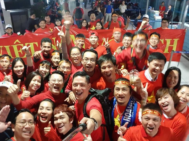 Quyền Linh, Hoàng Bách, Bình Minh lên đường đi cổ vũ U23 Việt Nam từ 3h sáng - 8 Quyền Linh, Hoàng Bách, Bình Minh lên đường đi cổ vũ U23 Việt Nam từ 3h sáng - 8