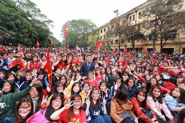 Sinh viên Kinh tế Quốc dân sẵn sàng “ướt” cùng đội tuyển U23 - 7 Sinh viên Kinh tế Quốc dân sẵn sàng “ướt” cùng đội tuyển U23 - 7