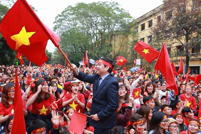 Sinh viên Kinh tế Quốc dân sẵn sàng “ướt” cùng đội tuyển U23 - 8 Sinh viên Kinh tế Quốc dân sẵn sàng “ướt” cùng đội tuyển U23 - 8