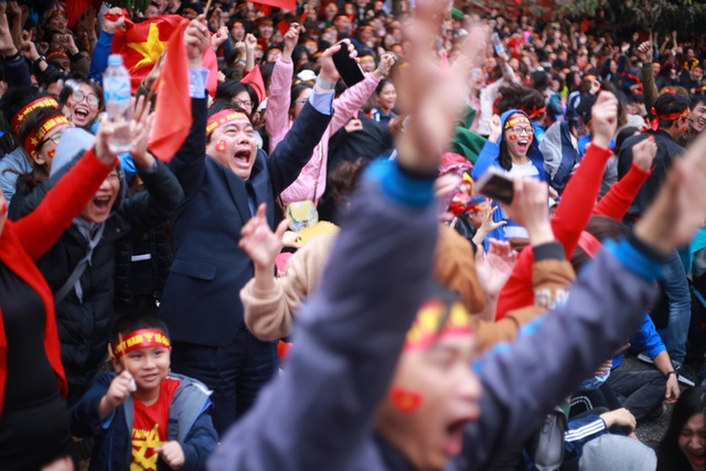 Sinh viên Kinh tế Quốc dân sẵn sàng “ướt” cùng đội tuyển U23 - 14
Sung sướng tuyệt độ với ghi bàn của Quang Hải
